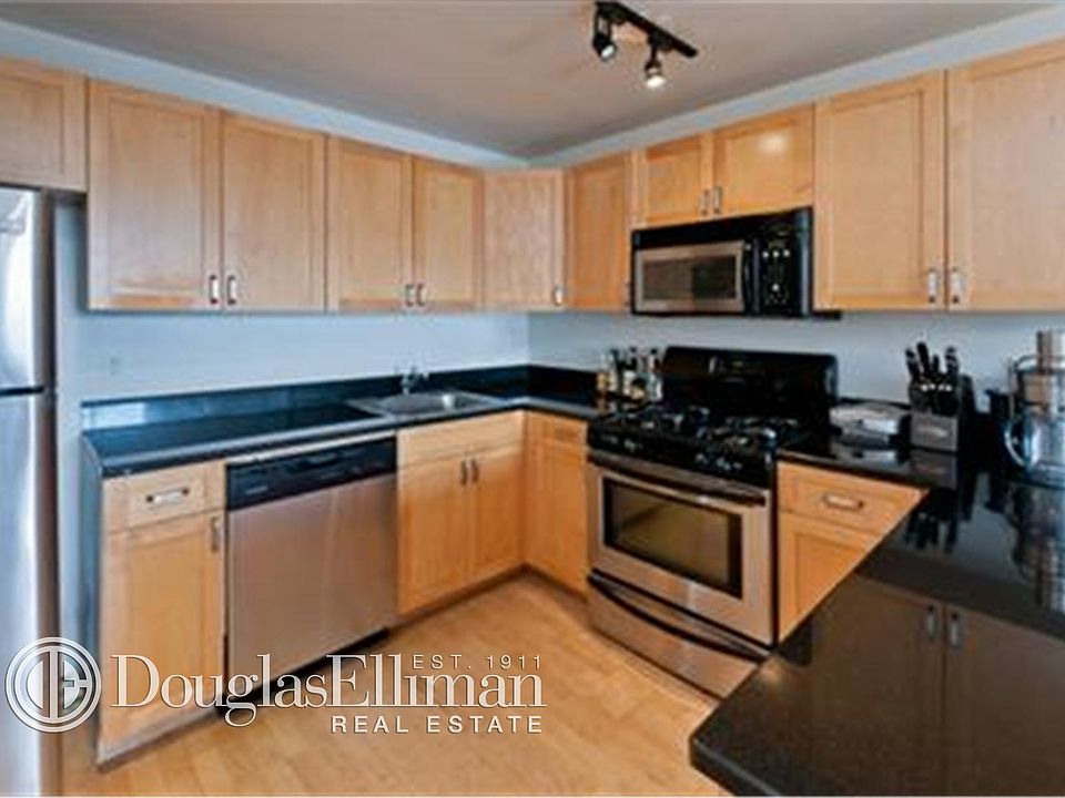1st image of 323 W 96th St Ph 3