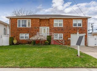 10 Carolina Ave, Island Park, NY 11558