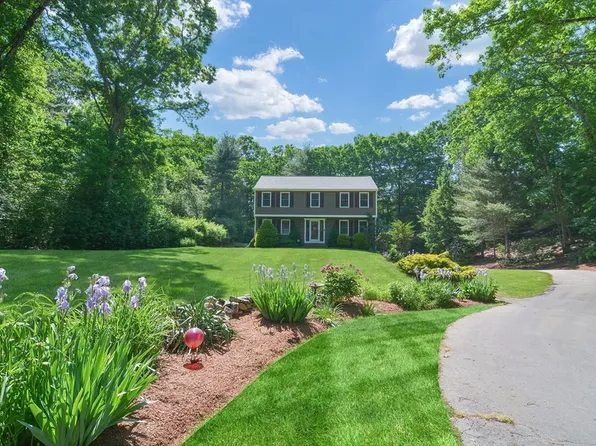 105 Oakridge Ave, North Attleboro, MA 02760