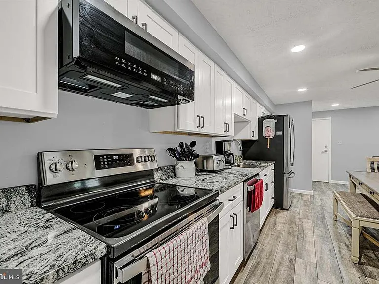 300 Long Cove Ln — Photo 7