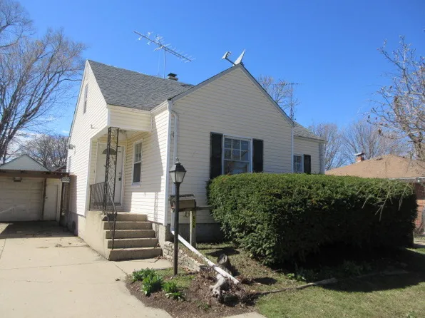 626 N Lewis Ave, Waukegan, IL 60085