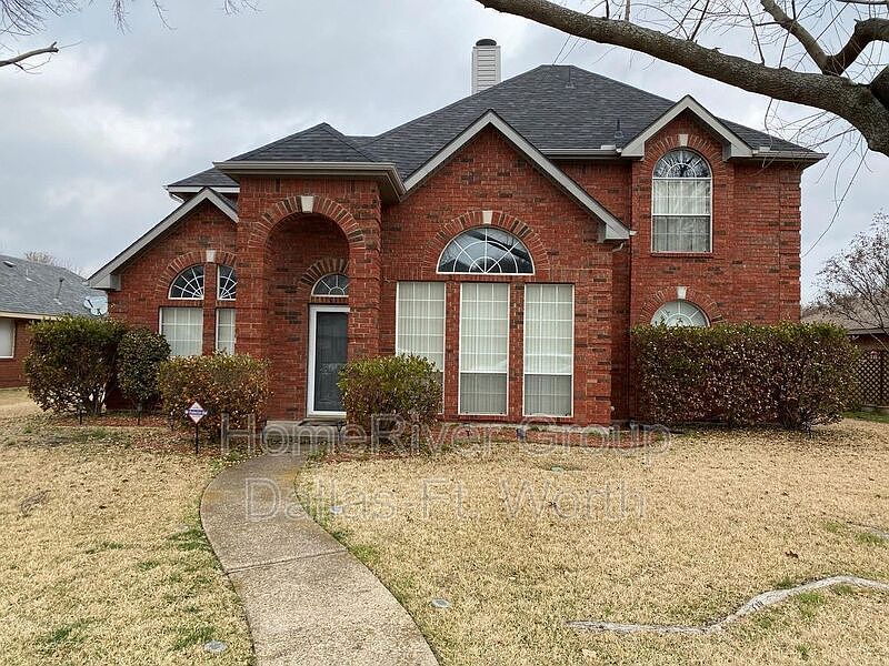 1st image of 815 Willow Brook Dr