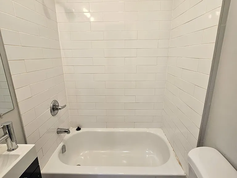228 S 7th St #3 — Photo 12