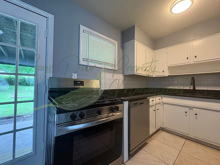 302 N Peck Dr — Photo 5