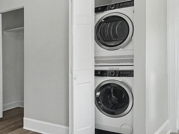 5th image of 105 E Chestnut St APT 2F