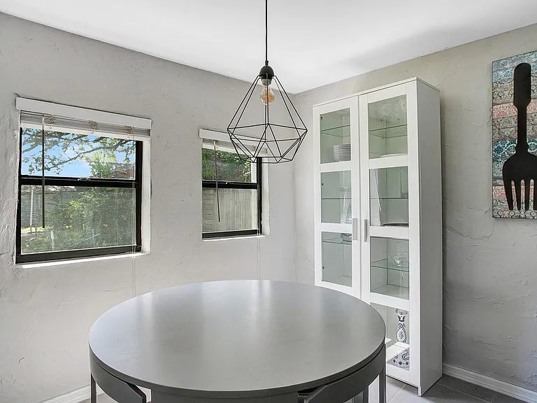 1010 W Grace St — Photo 9