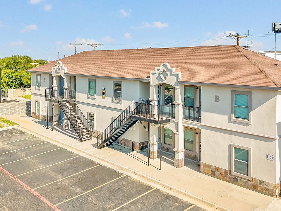 Exterior view of Merida Vista Apartments in Laredo, Texas, located at the corner of a parking lot