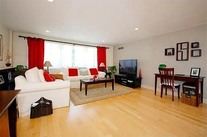 1600 Beacon St #504 — Photo 2