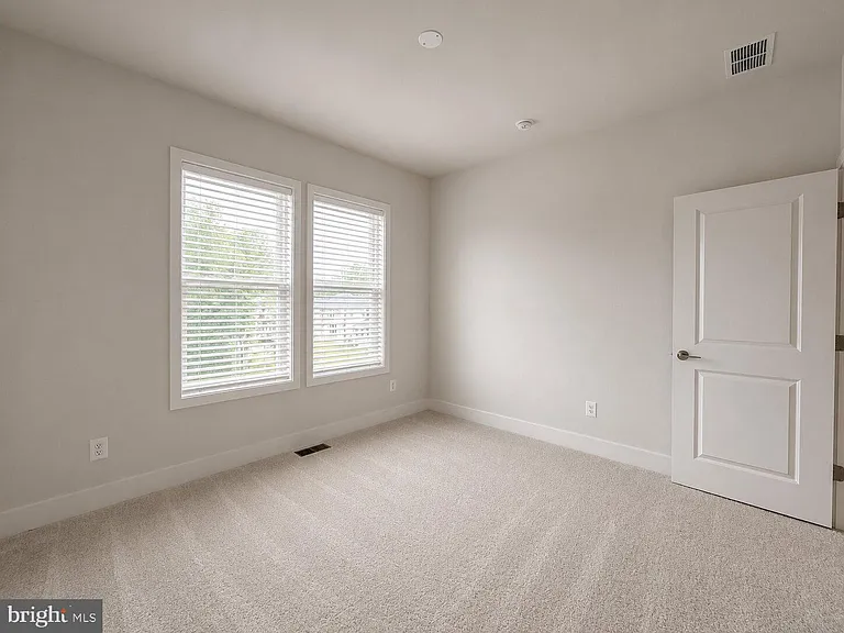 135 Heyford Dr — Photo 34