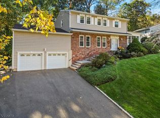 29 Pondview Rd, Morris Plains, NJ 07950