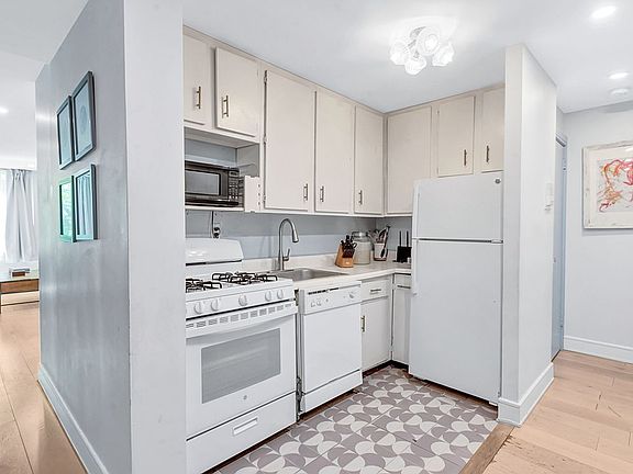 4th image of 353 E 72nd St #3CD