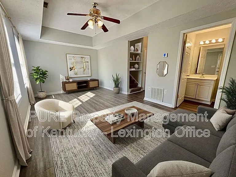 2561 Mackenzie Ln — Photo 2