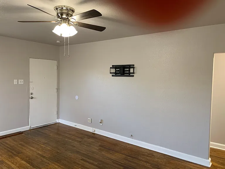 138 Dimmit St — Photo 3