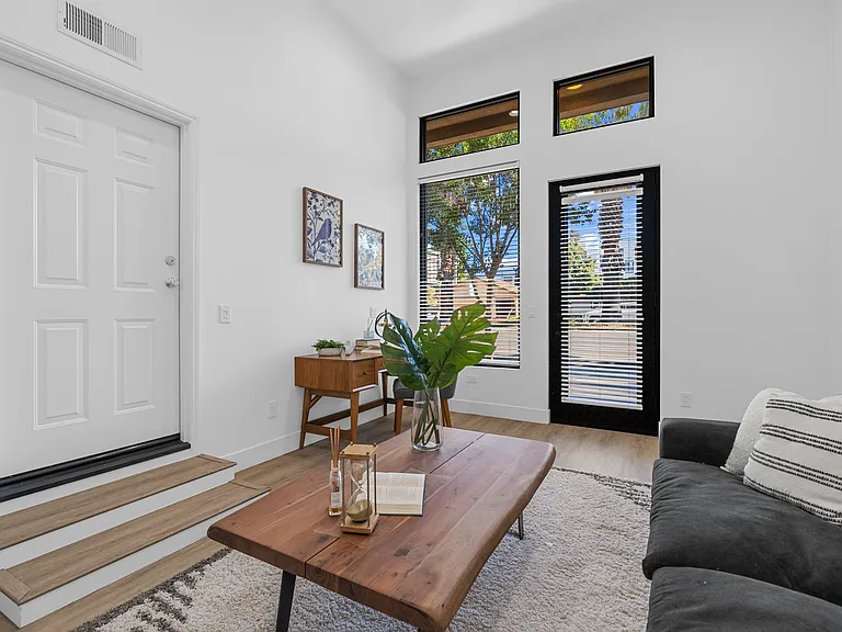 1469 W San Carlos St — Photo 9