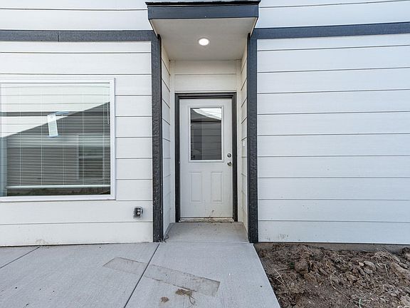 5th image of 809 S Bay