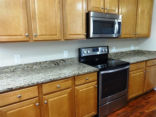 5 bed, 3.5 bath, 3213 sqft, $3,035 — Photo 3