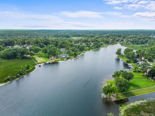 4968 Cheyenne Ave, Waterford, MI 48327
