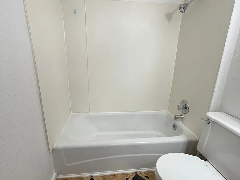 426 W 6th St — Photo 13