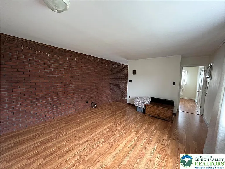 571 3rd Ave #A — Photo 4