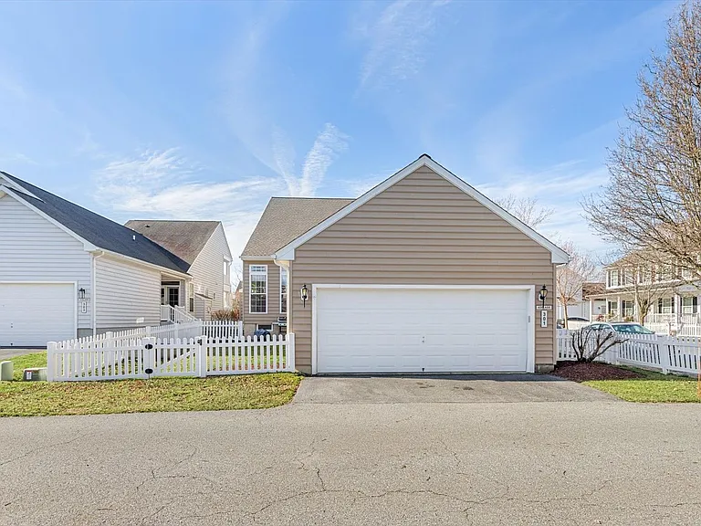 301 Adelaide Dr — Photo 47
