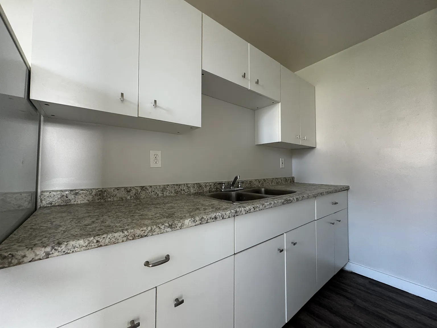 208 Giles Boulevard East Windsor — Photo 1