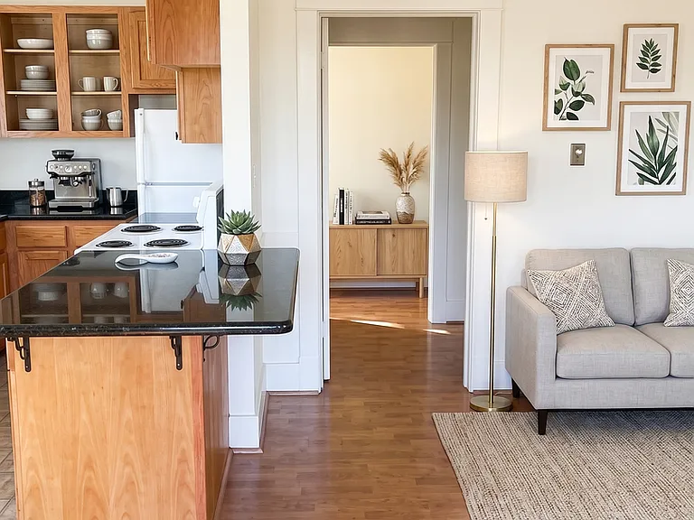 6408 Phinney - Located at the top of Phinney Ridge — Photo 11