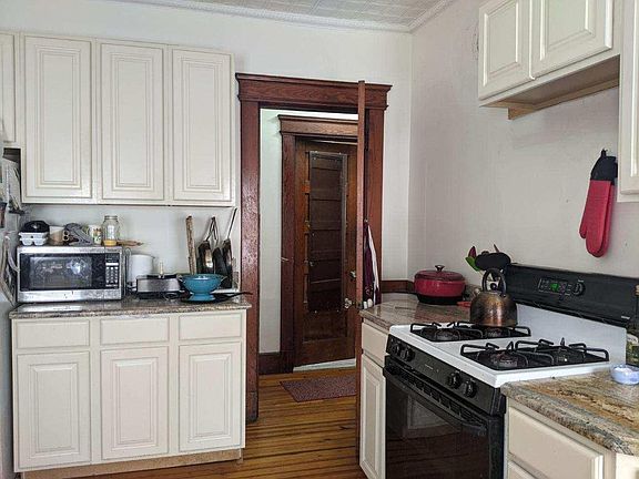 Newer EI Kitchen with Butlers Pantry