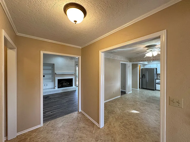 1103 NW Willow Pl — Photo 4