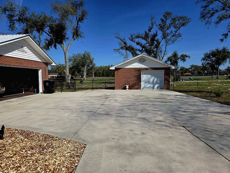102 S Claire Dr — Photo 5