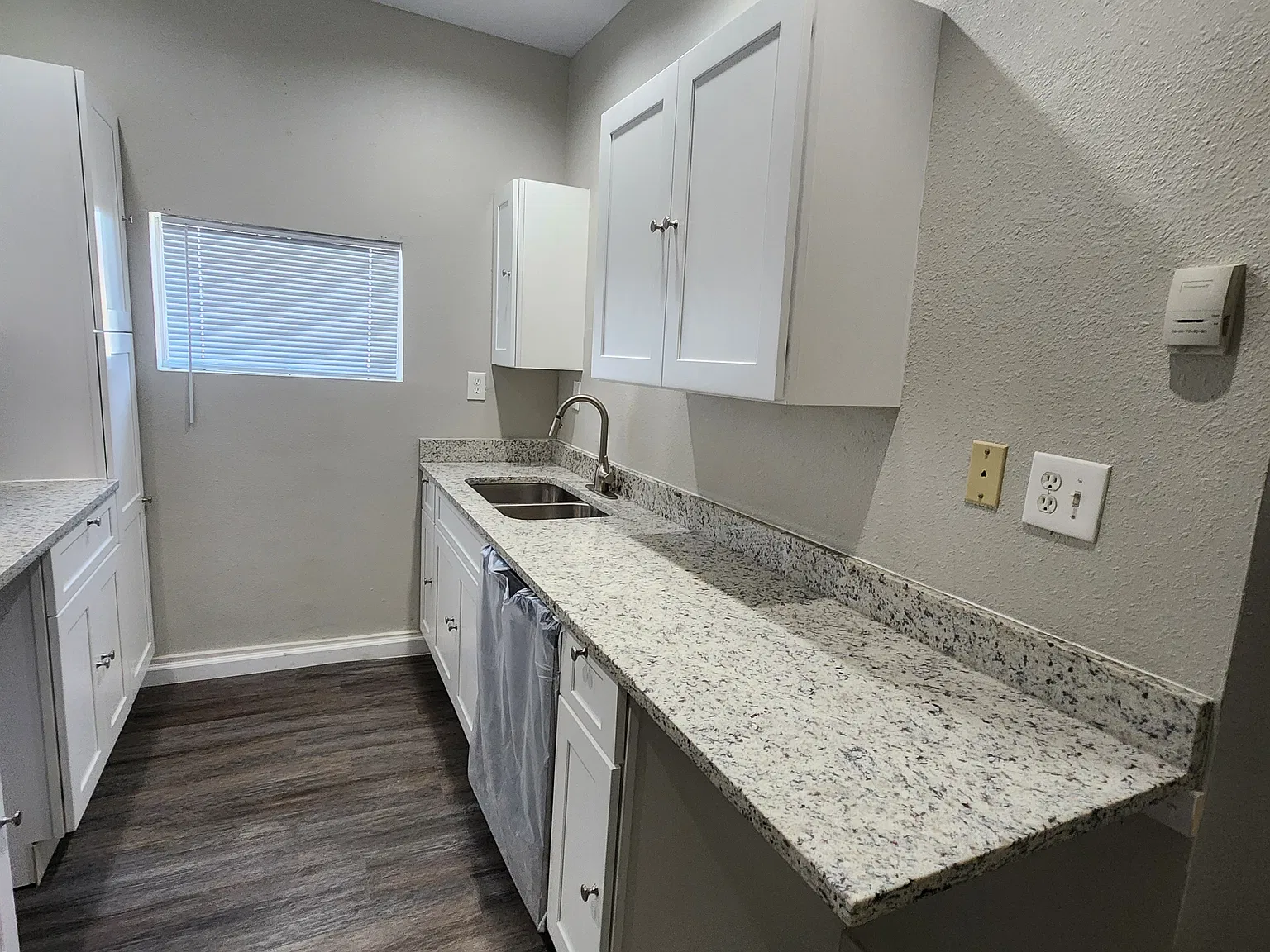 1 bed, 900 sqft, $1,010 — Photo 1
