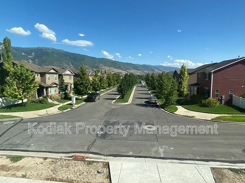 4 bed, 2.5 bath, 1916 sqft, $2,575 — Photo 3