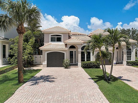3rd image of 2221 NE 33rd Avenue #2221