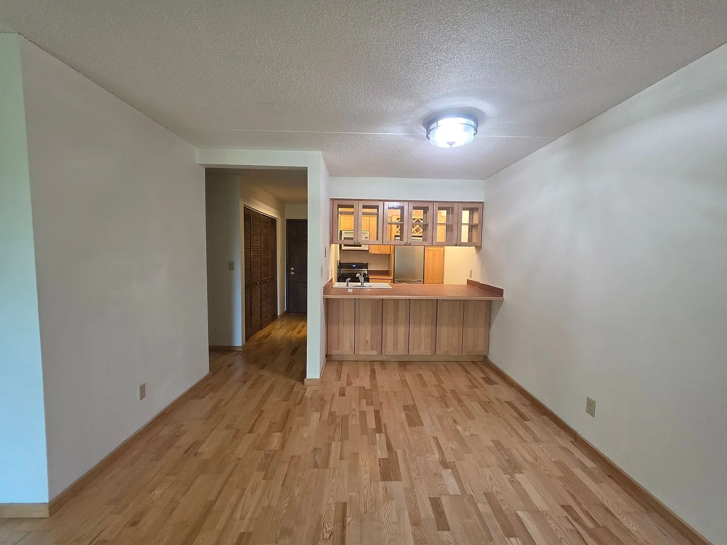 Spacious Top-Floor Studio in Edina - All Utilities Included — Photo 2