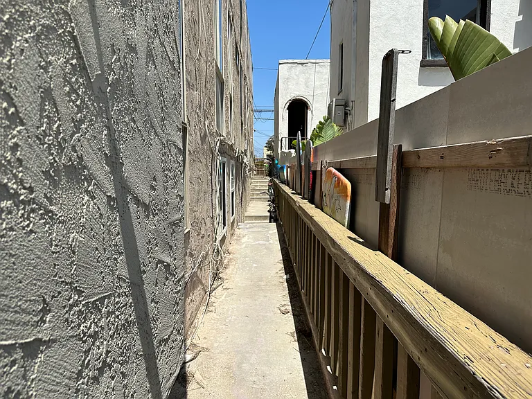 1909 Ocean Front Walk #1B — Photo 25