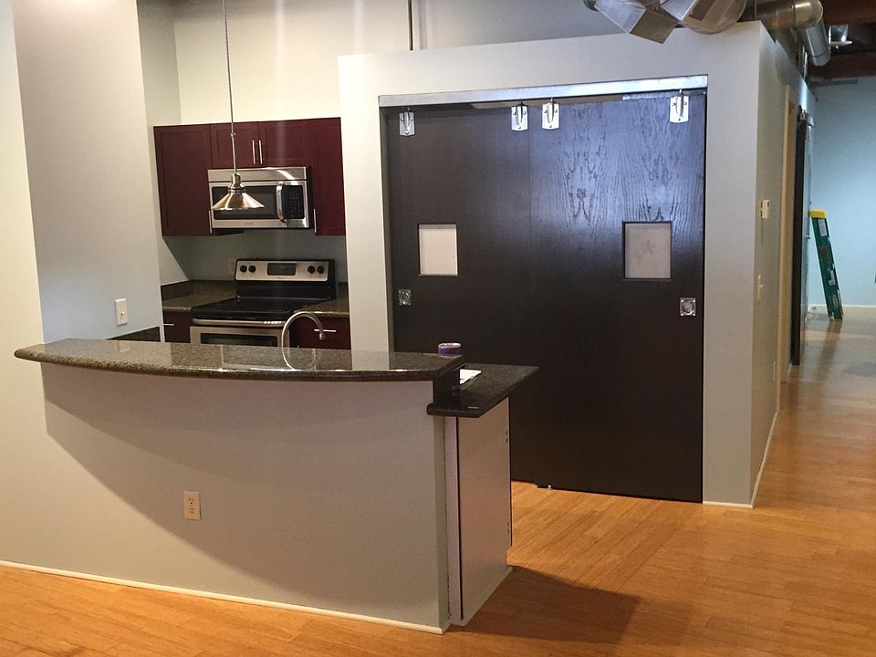 Full kitchen.