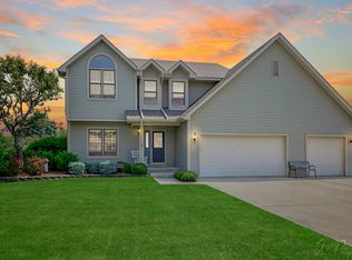 212 Loch Glen Ln, McHenry, IL 60050