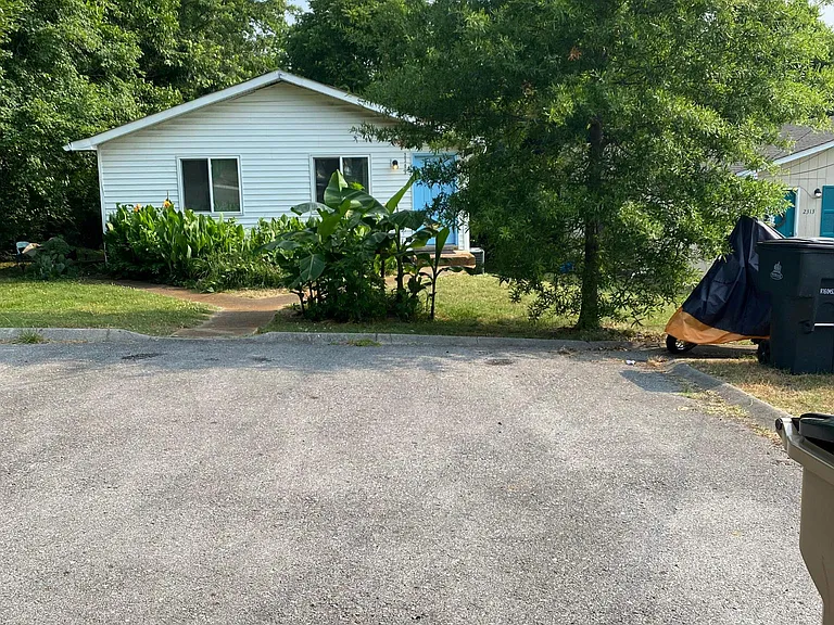 2309 Oak Ct — Photo 3