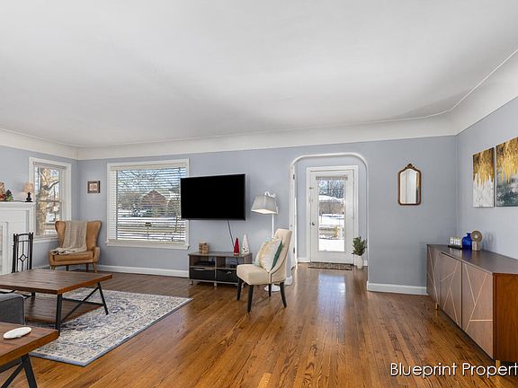 3rd image of 2529 Eastern Ave SE