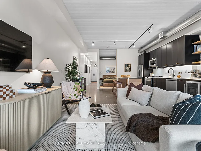 747 Queen St E #202 — Photo 5