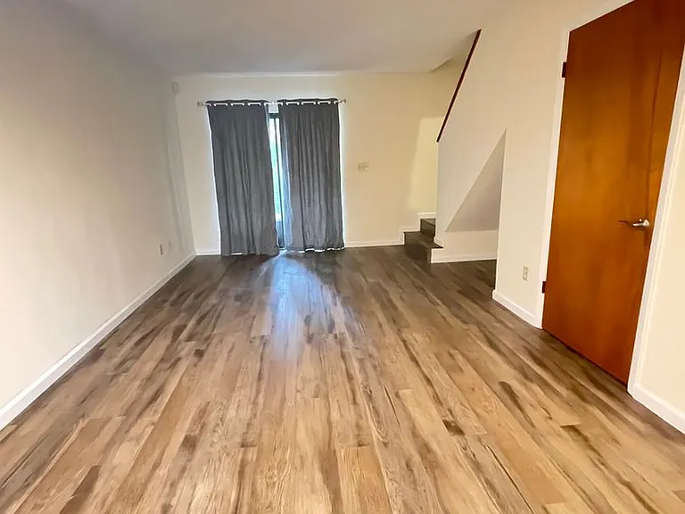 914 SW 59th Ter — Photo 5