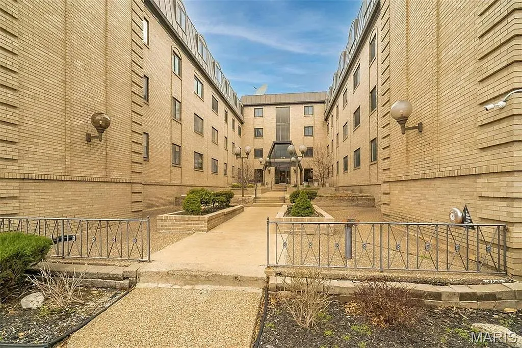 4355 Maryland Ave APT 422 photo 1