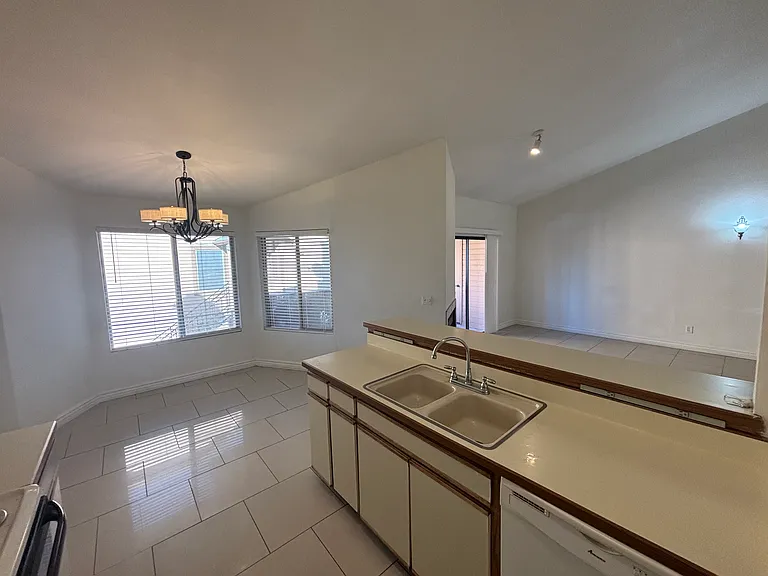 1670 W Park Wood Ln — Photo 7