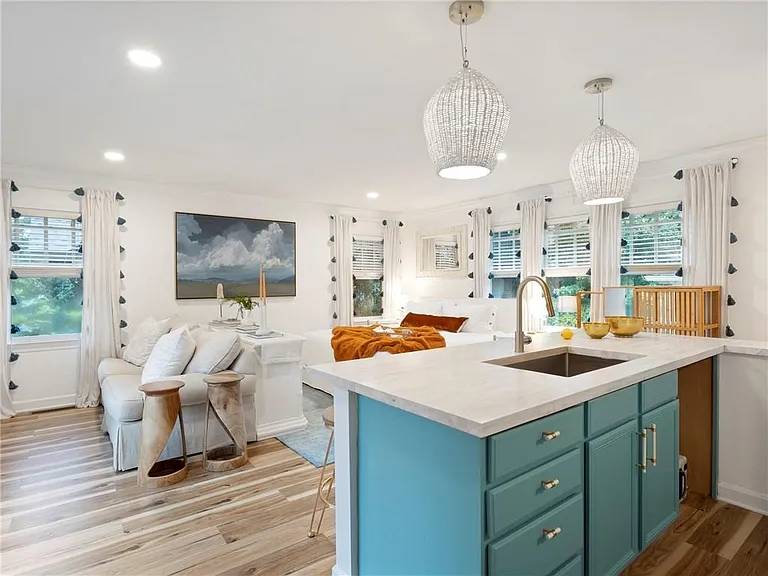 325 Sinclair Ave NE — Photo 1