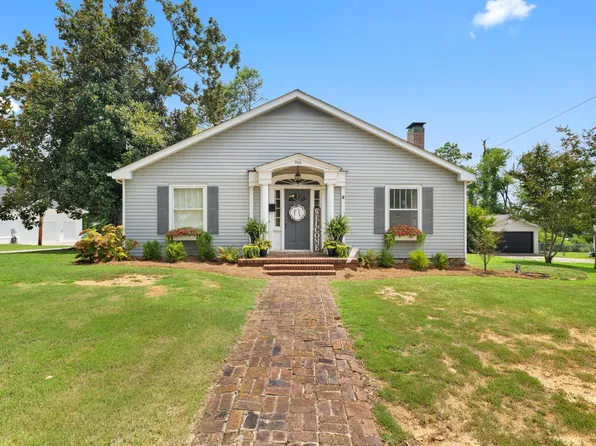 906 E 6th St, Tuscumbia, AL 35674
