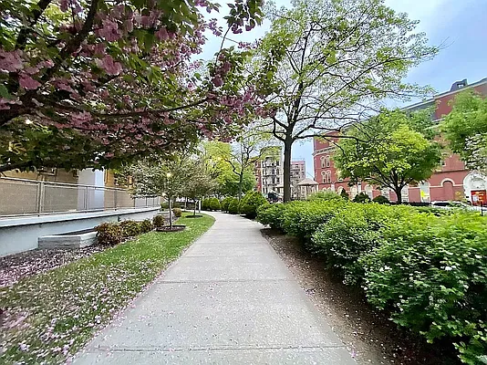 Sold by R New York | media 10