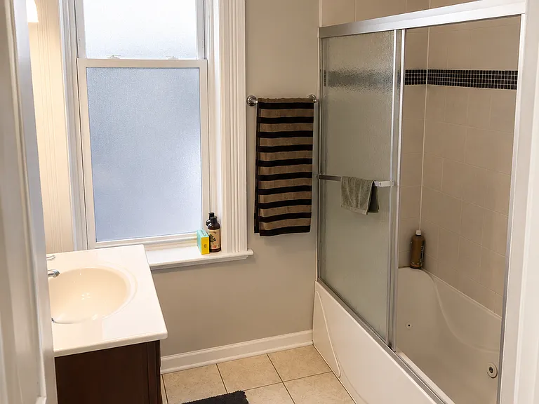 1430 W Wellington Ave #1F — Photo 8