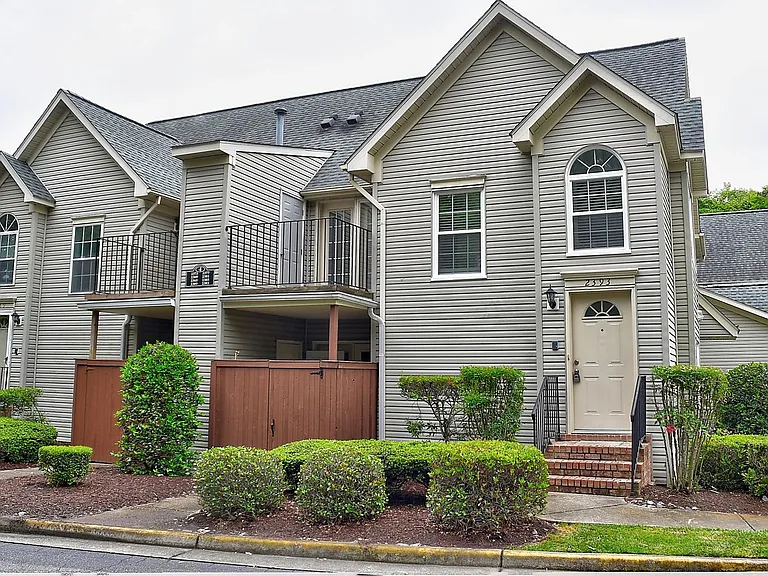 2393 London Pointe Dr — Photo 1