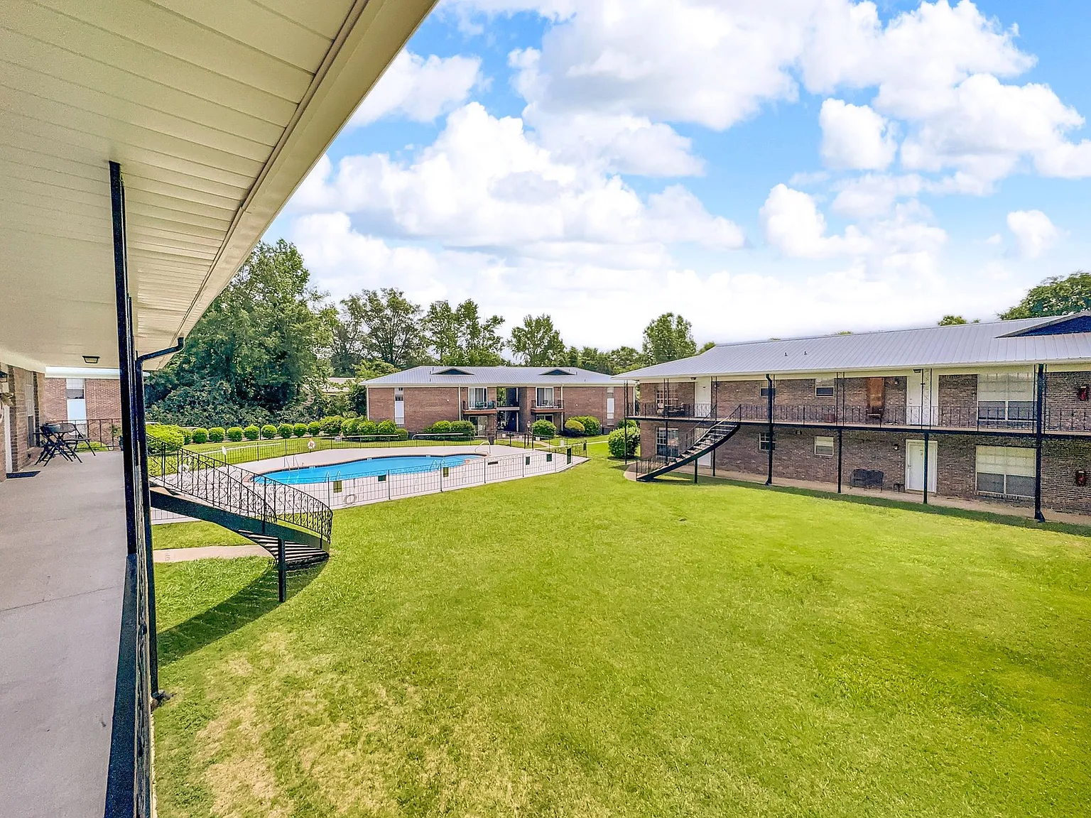 Chateau Orleans Apartments — Photo 3