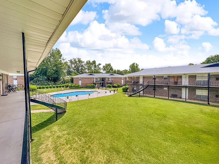 Chateau Orleans Apartments — Photo 3