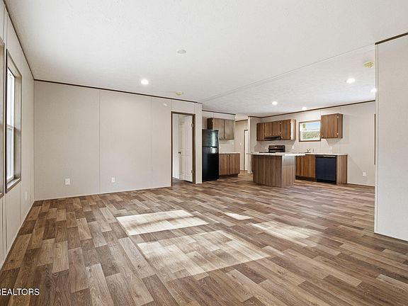 5th image of 1144 Valley Dr SW